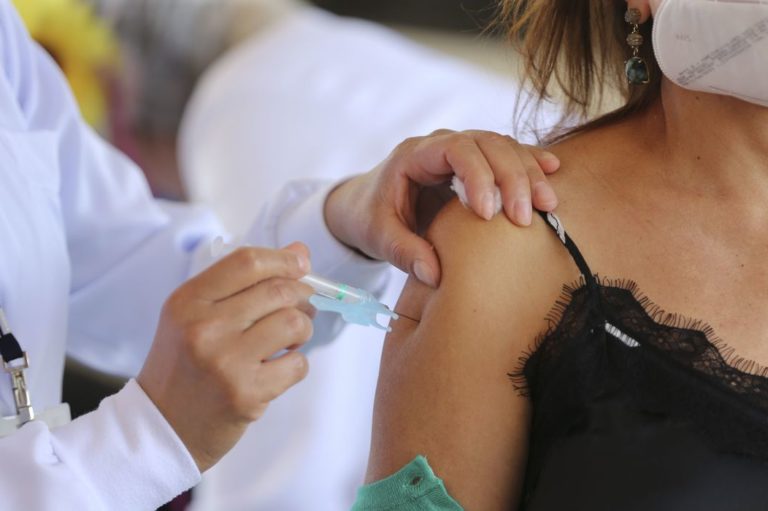 Vacinação para maior de 40 anos começa neste fim de semana