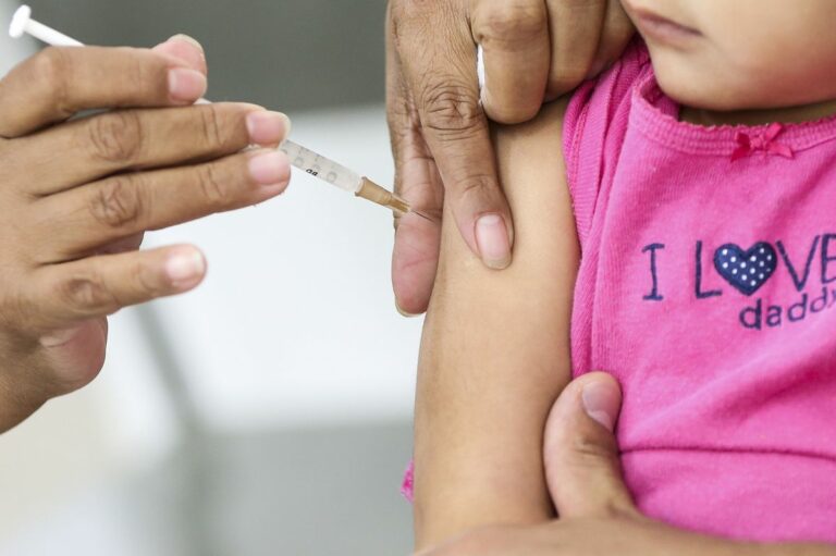 Começa a vacinação contra influenza e sarampo