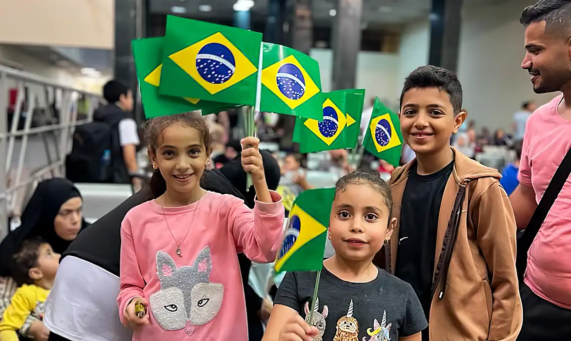 Brasil repatria brasileiros e palestinos da Faixa de Gaza após conflito de 35 dias
