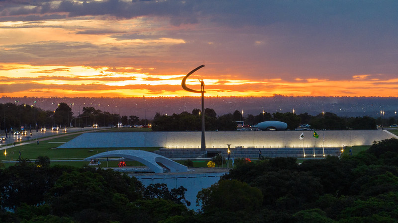 O veículo descreve a capital como “uma cidade planejada, famosa pelos seus edifícios futuristas e modernistas brancos que se erguem nas terras altas brasileiras” (Foto: Anderson Parreira/Agência Brasília)
