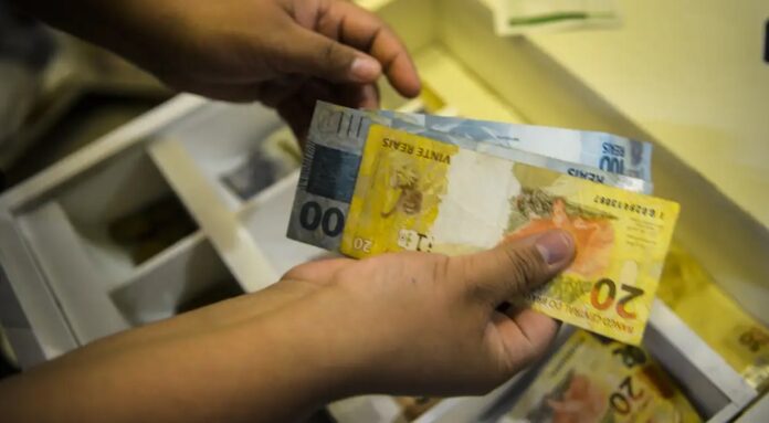 Brasileiros ainda têm bilhões em valores para receber