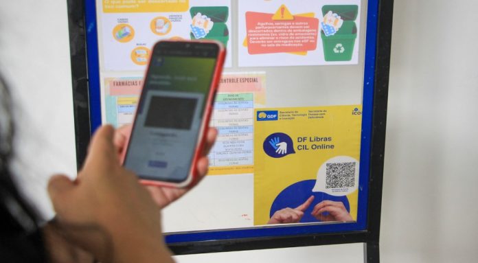 Ampliado acesso de surdos a serviços públicos com plataforma de Libras
