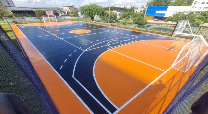 Reforma de quadras poliesportivas beneficia 14 regiões administrativas