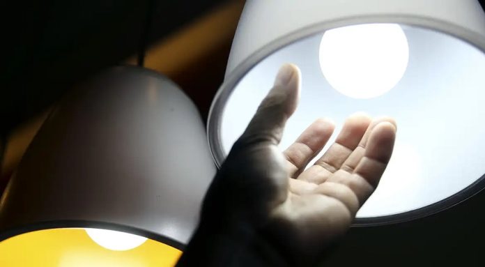 Aneel autoriza renovação de contratos com distribuidoras inadimplentes