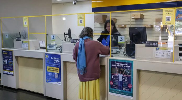 Correios atendem aposentados sobre débitos indevidos