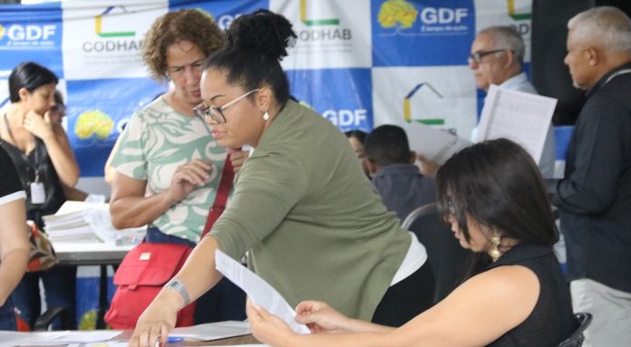 Contratos de individualização das moradias são assinados por beneficiários de programas habitacionais