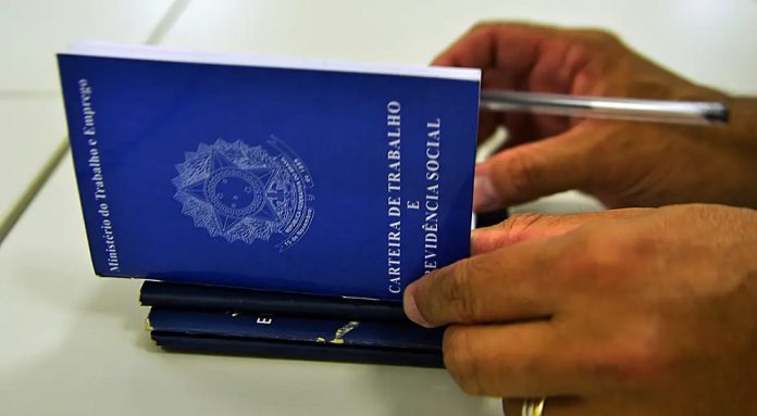Empregos com carteira assinada tem alta em agosto