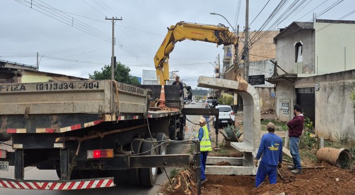 Abrigos de ônibus ampliam conforto de passageiros do DF Abrigos de ônibus ampliam conforto de passageiros do DF