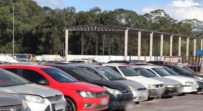 Veículos e sucatas entram em leilão no DF