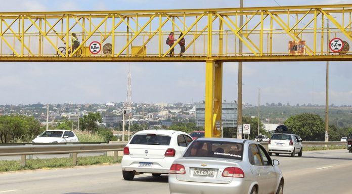 Novas passarelas garantem mais segurança a pedestres nas vias do Distrito Federal