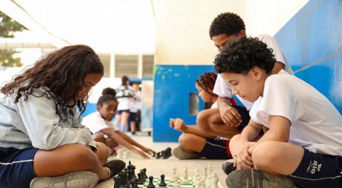 Pesquisa revela impacto da restrição de celular nas escolas