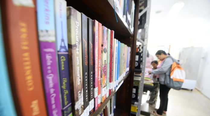 Adolescentro tem biblioteca como aliada no tratamento de transtornos mentais
