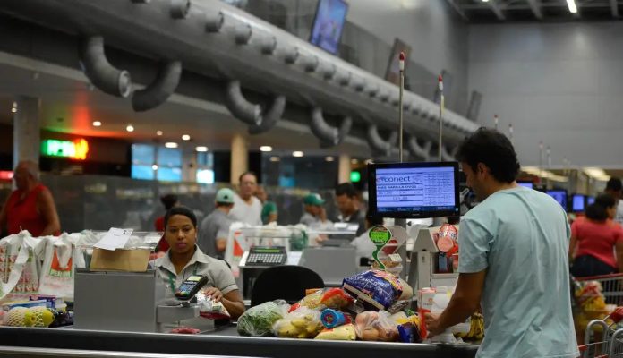 Regra sobre trabalho no comércio em feriados é adiada