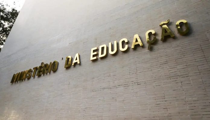 MEC facilita volta de adultos ao ensino público