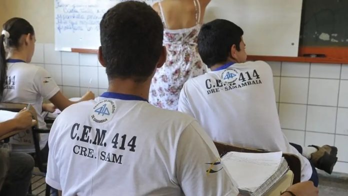 Pé-de-Meia reduz abandono escolar no ensino médio em 43% em dois anos