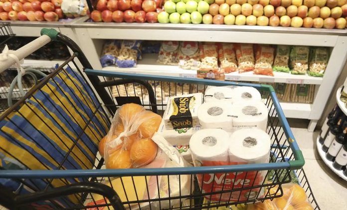 Inflação acumula 4,11% com pressão em alimentos e bebidas