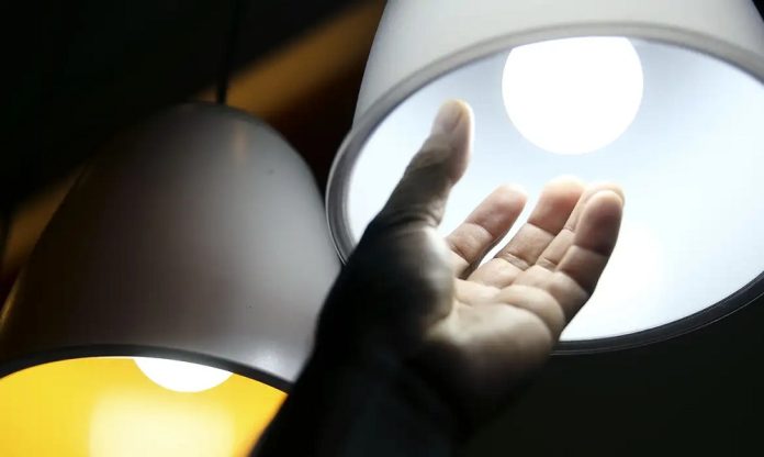 Conta de luz segue com bandeira amarela em julho