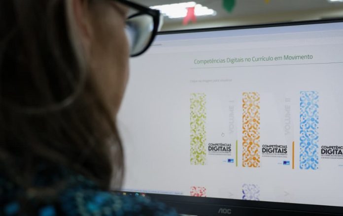 Educação digital da rede pública é debatido em documento on-line