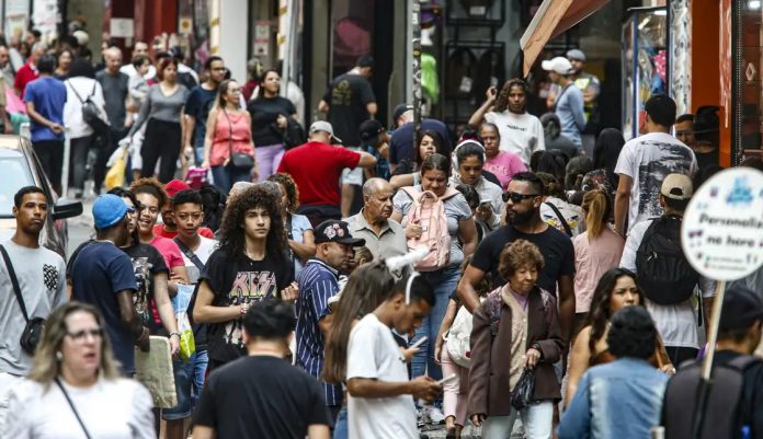 Pobreza diminui com salários em regiões metropolitanas