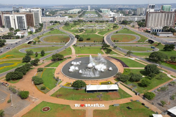 Ônibus turísticos promove atendimento para conhecer Brasília