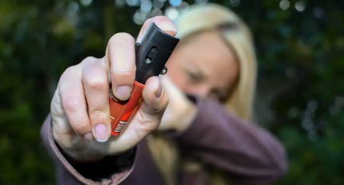 Promotora diz que spray de pimenta para mulher é um paliativo