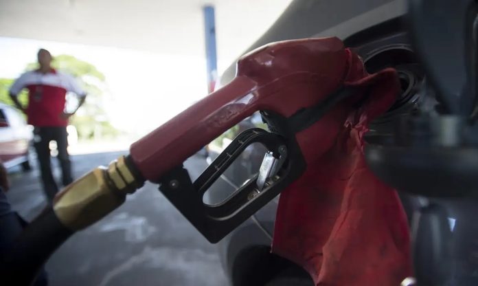Governo mantém desconto na gasolina com nova alta de petróleo