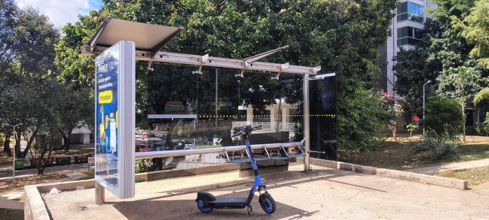 Vandalismo em paradas de ônibus pode ser combatido com denúncia