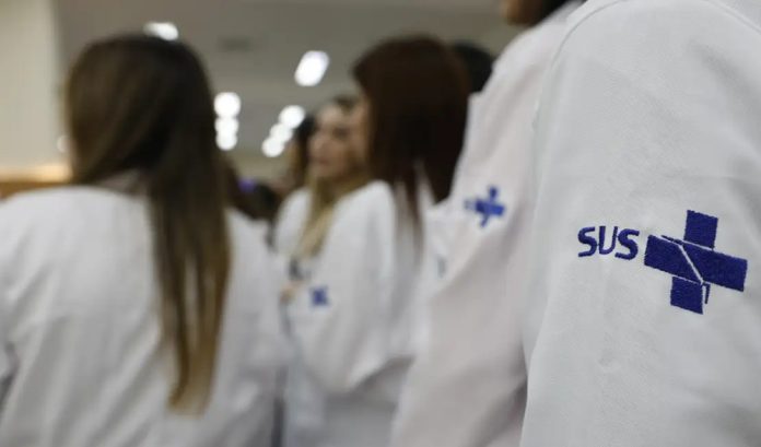 Atuação de 676 médicos especialistas no SUS é estendida