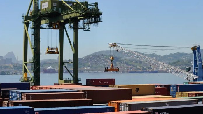 Agosto apresenta balança comercial com superávit de US$ 7,4 bilhões