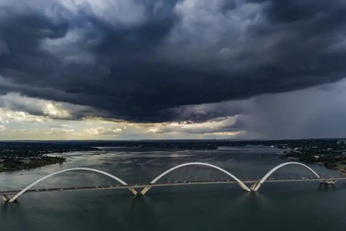 Semana tem alerta de tempestades com rajadas de vento no DF